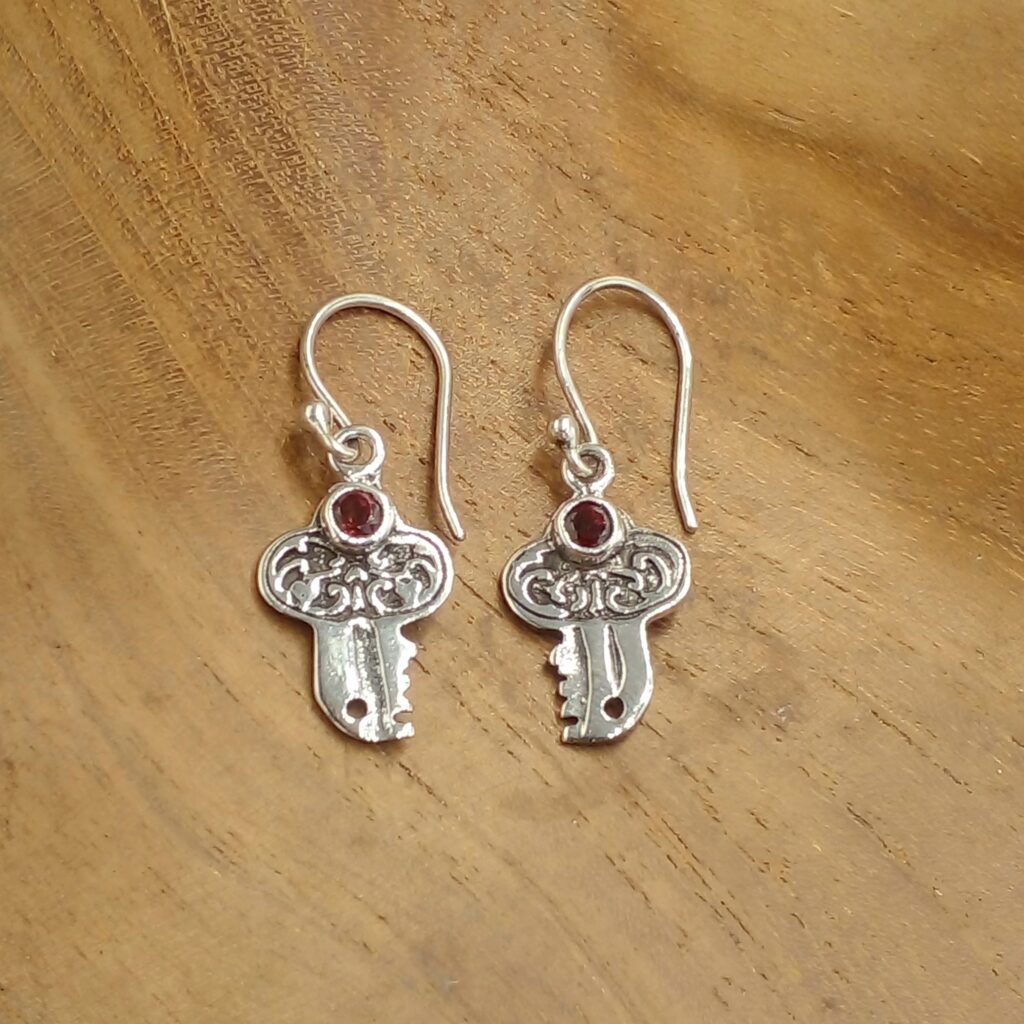 anting perak kunci