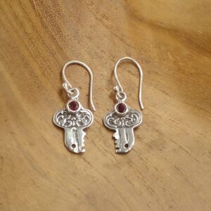 anting perak kunci