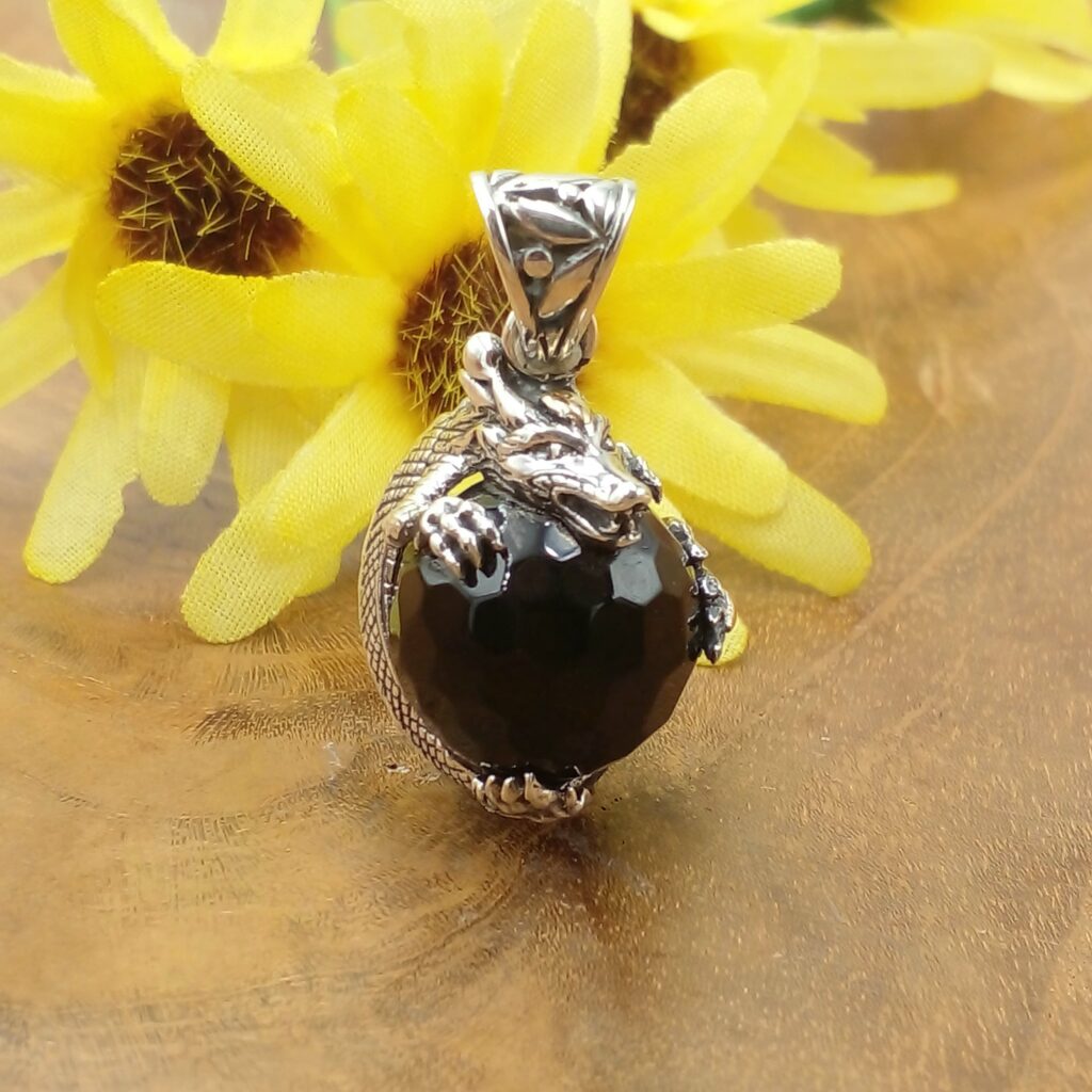 Liontin Naga Perak Onyx