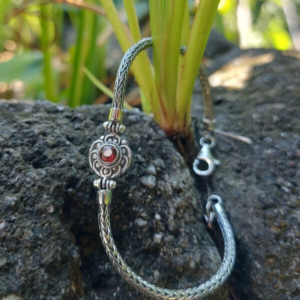 Gelang Rantai Perak Ukiran Bulat dengan Permata B701