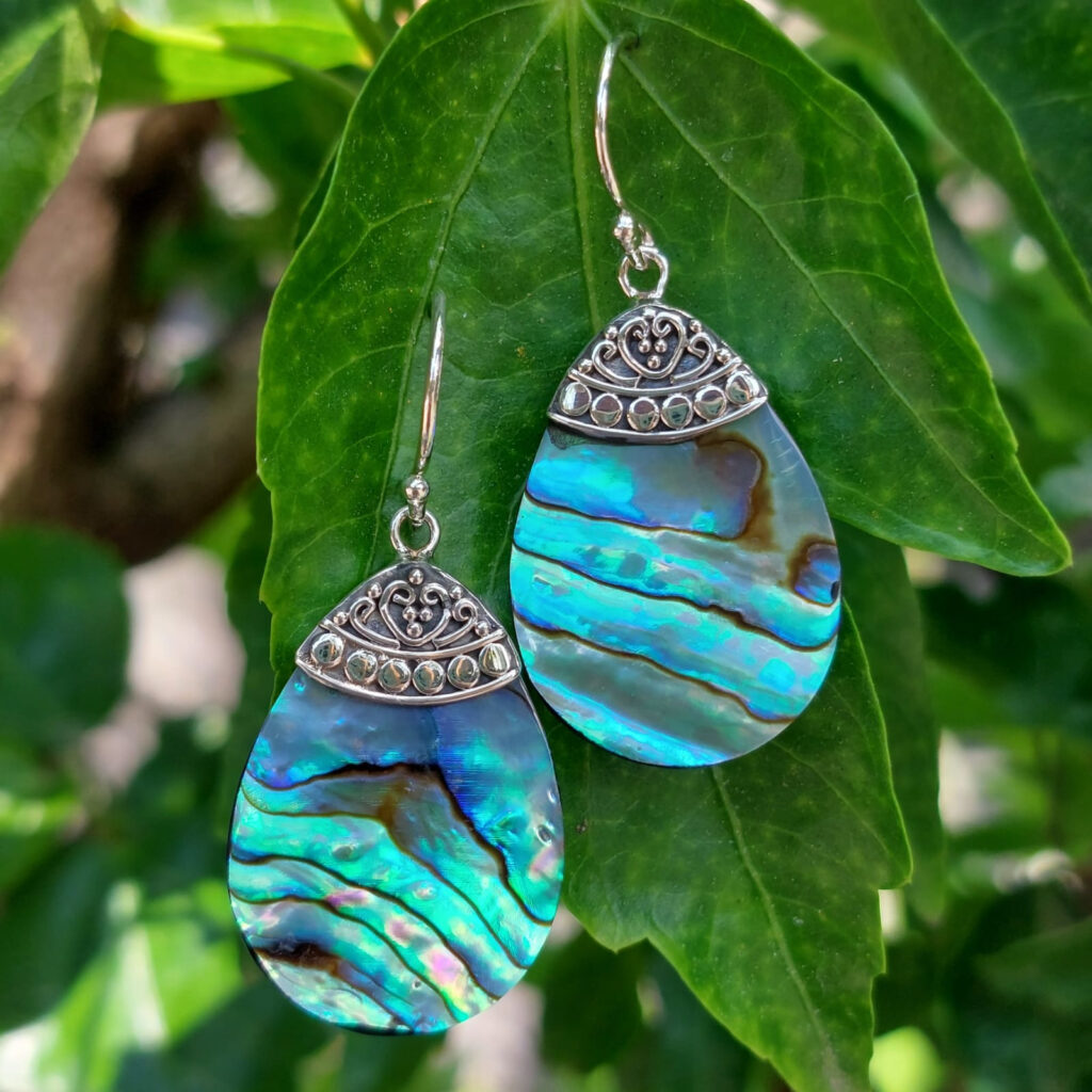 Anting Perak Kerang Tetes Ukiran Bali (Shell Earrings) E1052