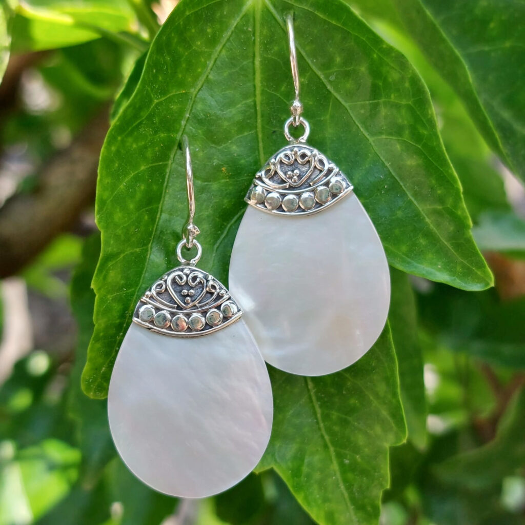 Anting Perak Kerang Tetes Ukiran Bali (Shell Earrings) E1052