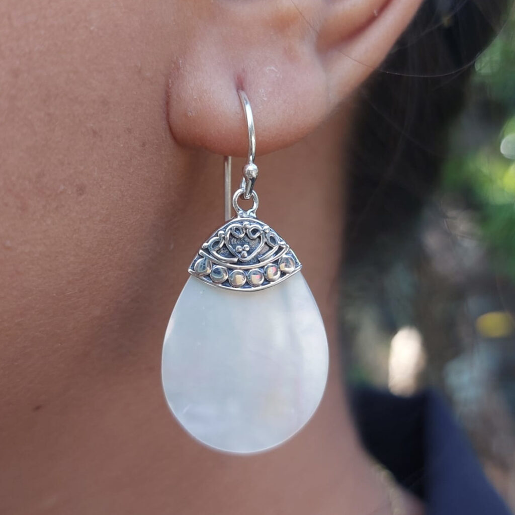 Anting Perak Kerang Tetes Ukiran Bali (Shell Earrings) E1052