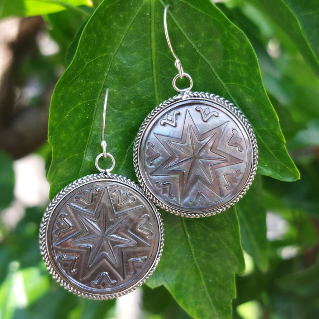 Anting Perak Kerang Bulat Ukiran Bintang (Shell Earrings) E1565