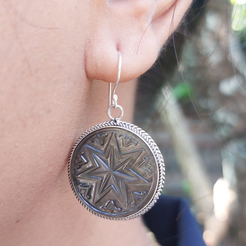 Anting Perak Kerang Bulat Ukiran Bintang (Shell Earrings) E1565