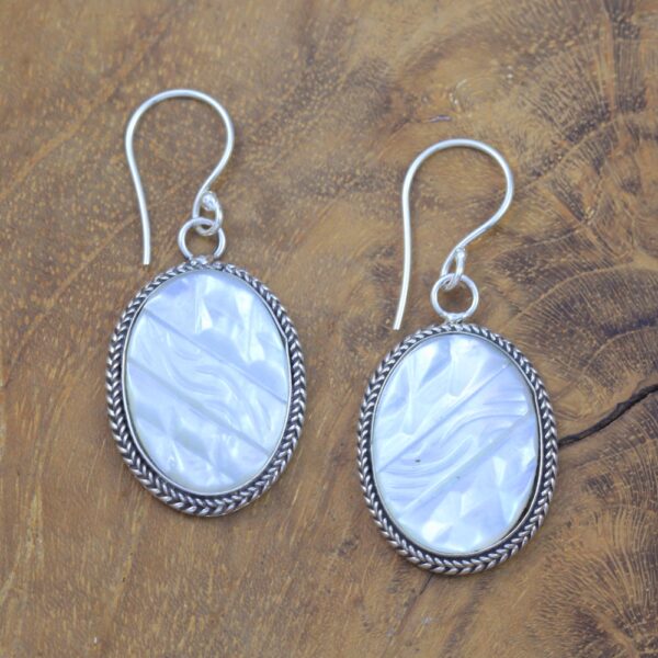 Anting Perak Mother of Pearl Oval Ukir E1568