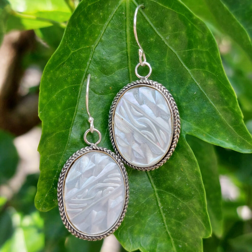 Anting Perak Mother of Pearl Oval Ukir (Shell Earrings) E1568