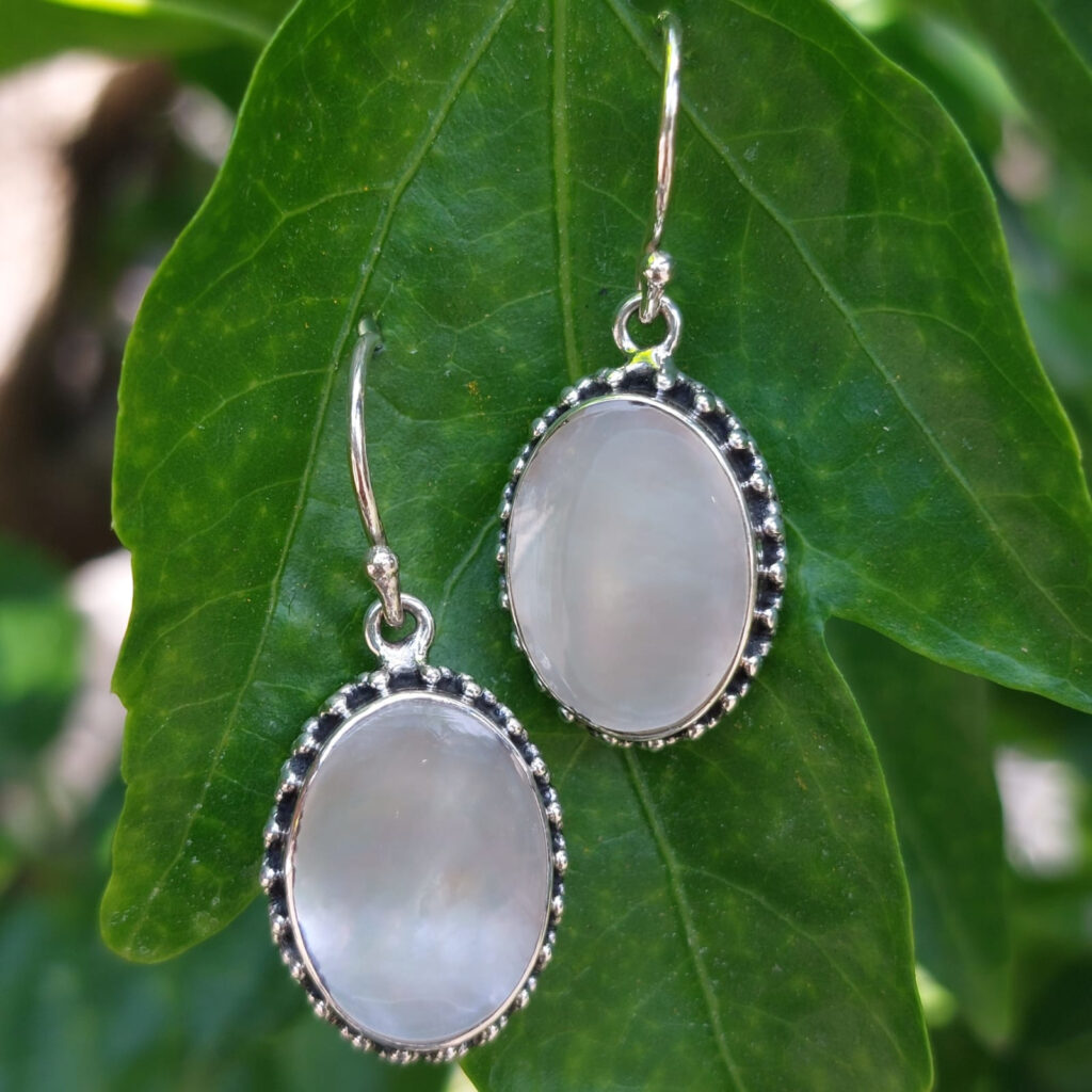 Anting Perak Kerang Oval Jawan Sari (Shell Earrings) E1855