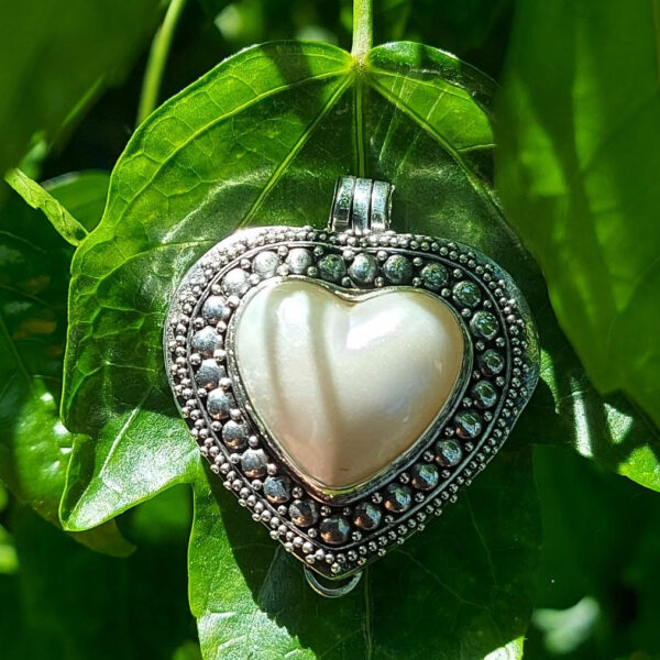 Liontin Perak Bentuk Hati dengan Mutiara Mabe P796