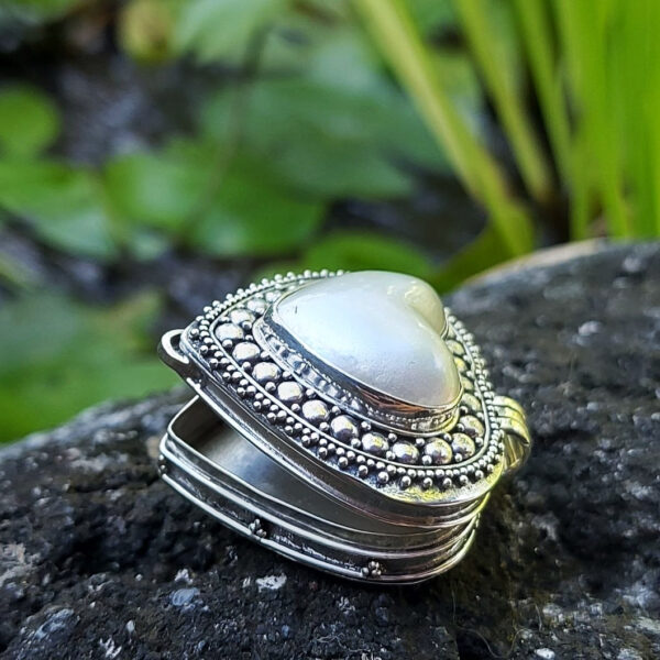 Liontin Perak Bentuk Hati dengan Mutiara Mabe P796