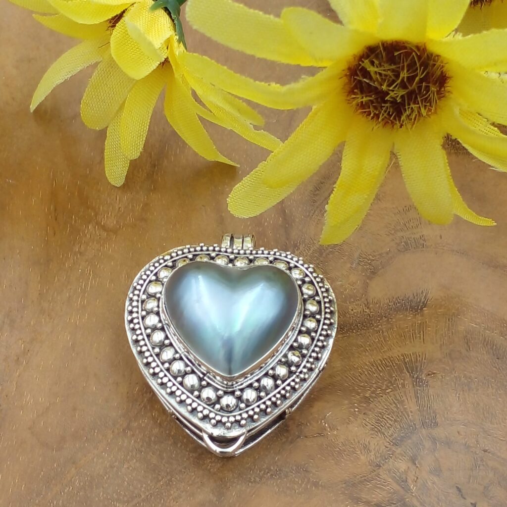 Liontin Love Perak dengan Mutiara Mabe P796