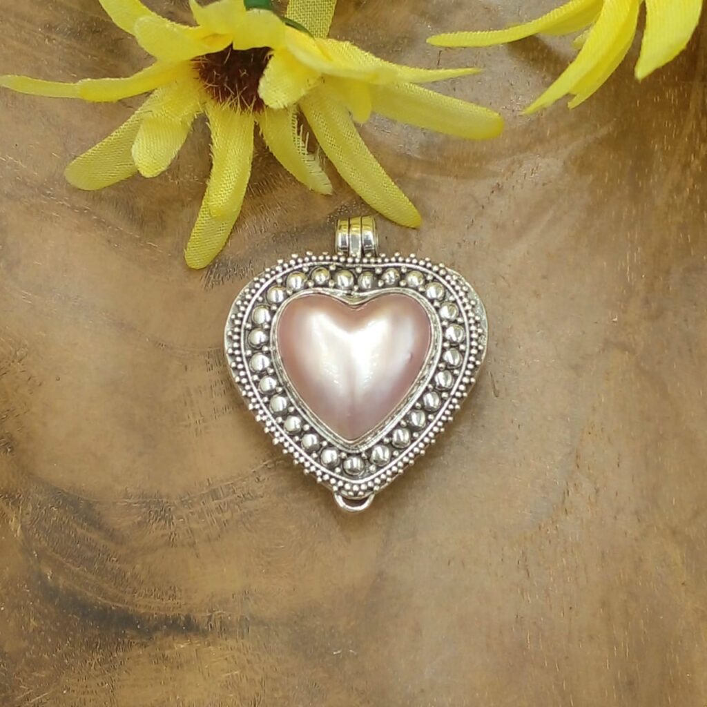 Liontin Love Perak dengan Mutiara Mabe P796