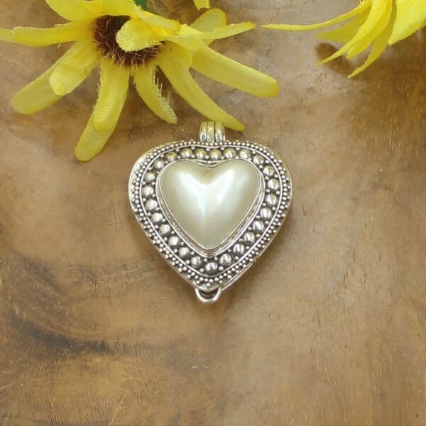 Liontin Perak Bentuk Hati dengan Mutiara Mabe P796