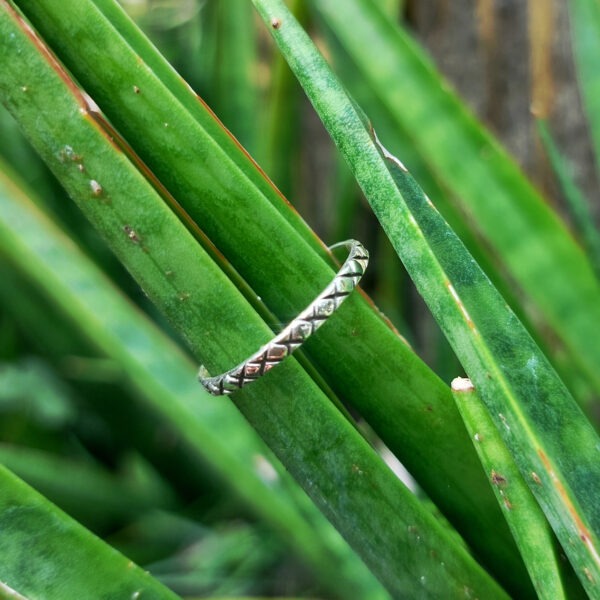 Cincin Perak Motif Silang R690