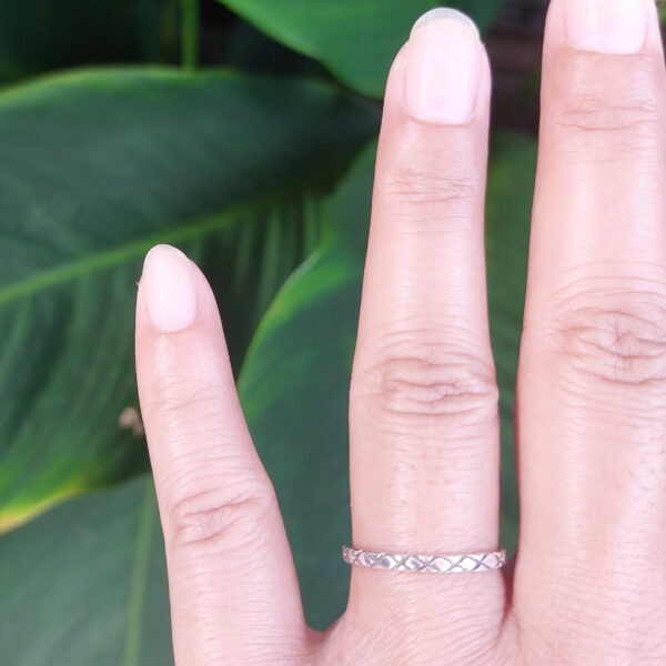 Cincin Perak Motif Silang R690