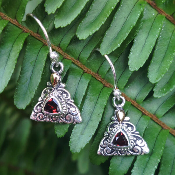 Anting Perak Segitiga Ukir Permata E1839