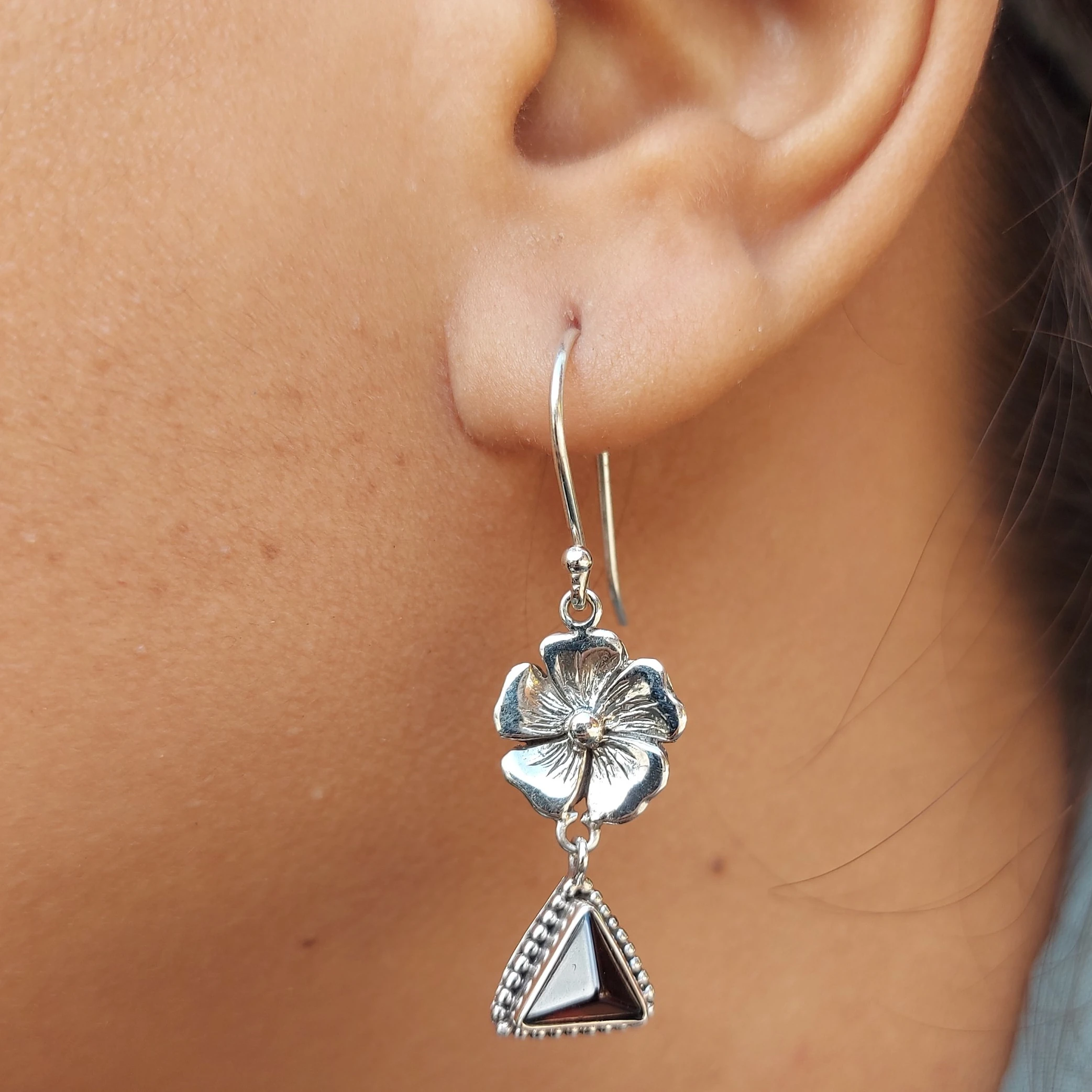 Anting Perak Bunga Hibiscus Permata E1632 - Gambar 3