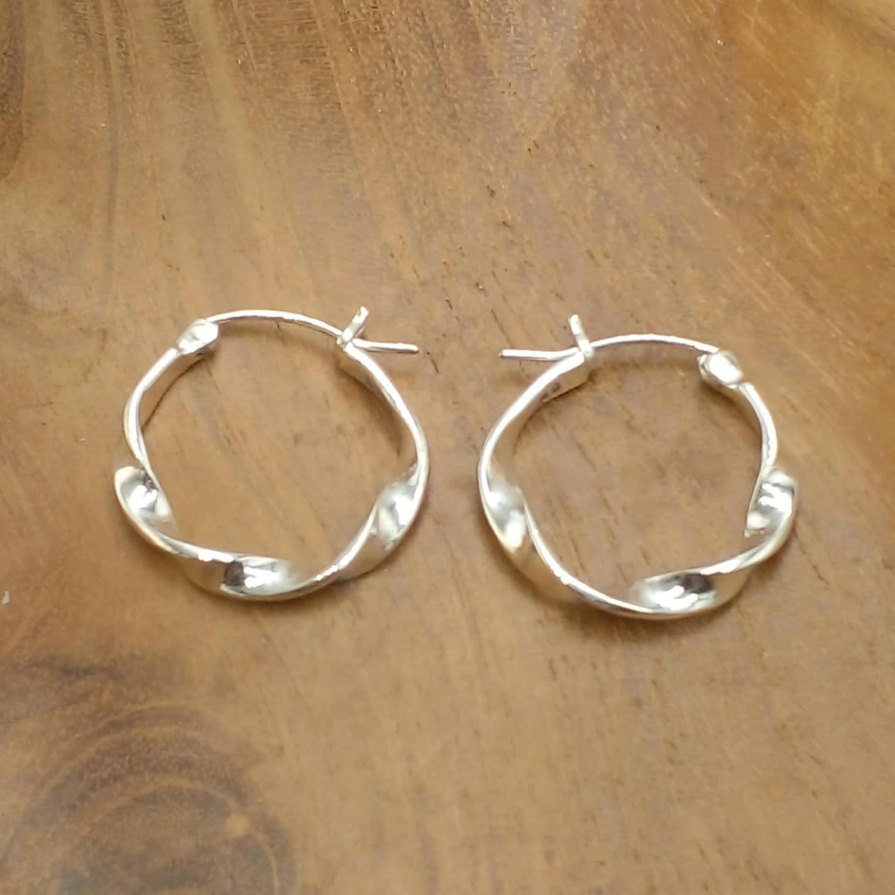 Anting Hoop Perak Asli (Hoop Twist Earrings) E1831M - Gambar 3