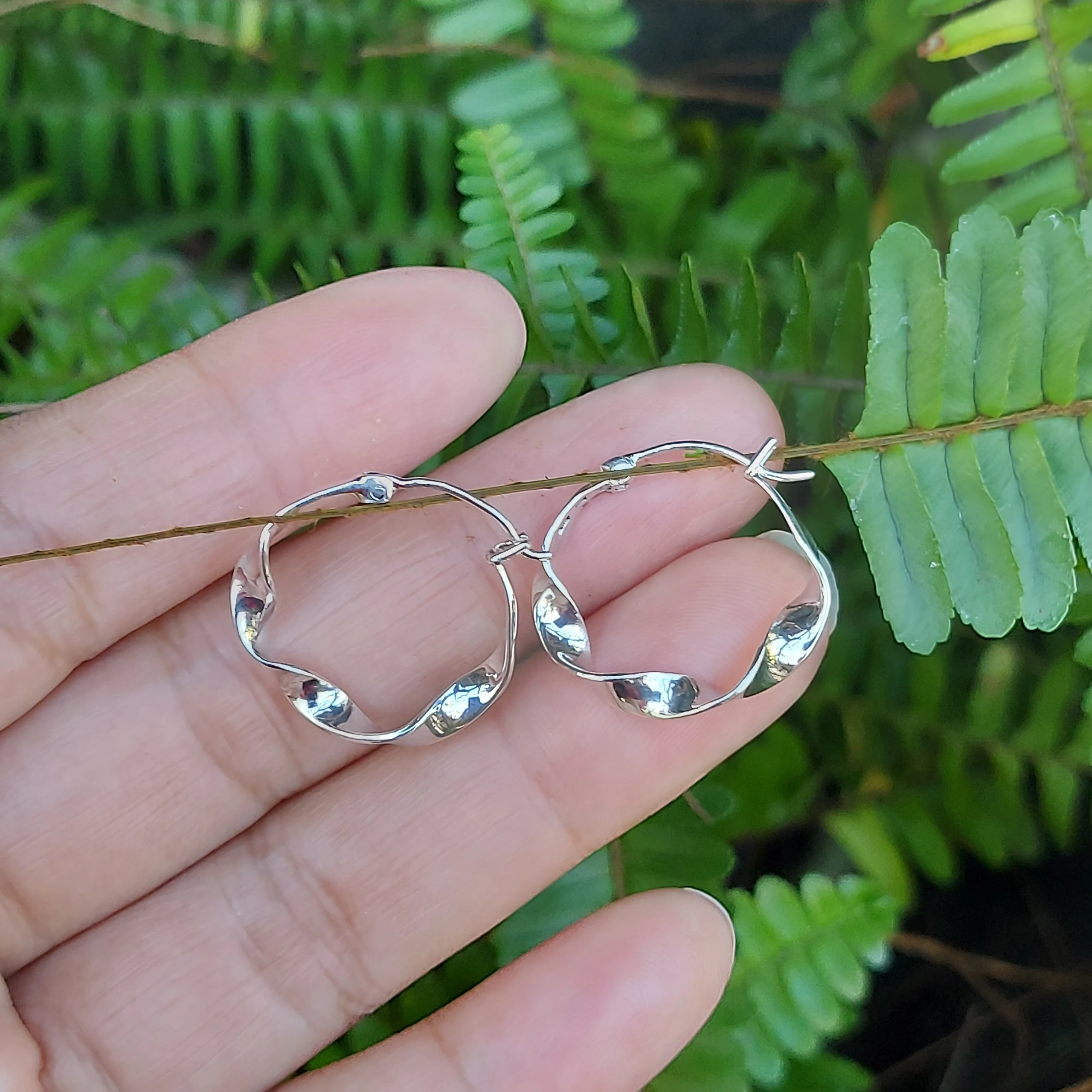 Anting Hoop Perak Asli (Hoop Twist Earrings) E1831M - Gambar 4