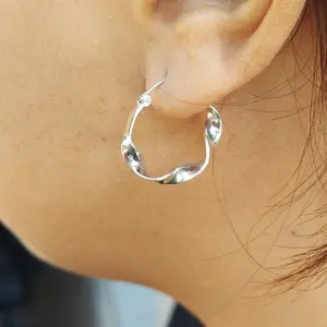 Anting Hoop Perak Asli (Hoop Twist Earrings) E1831M - Gambar 5