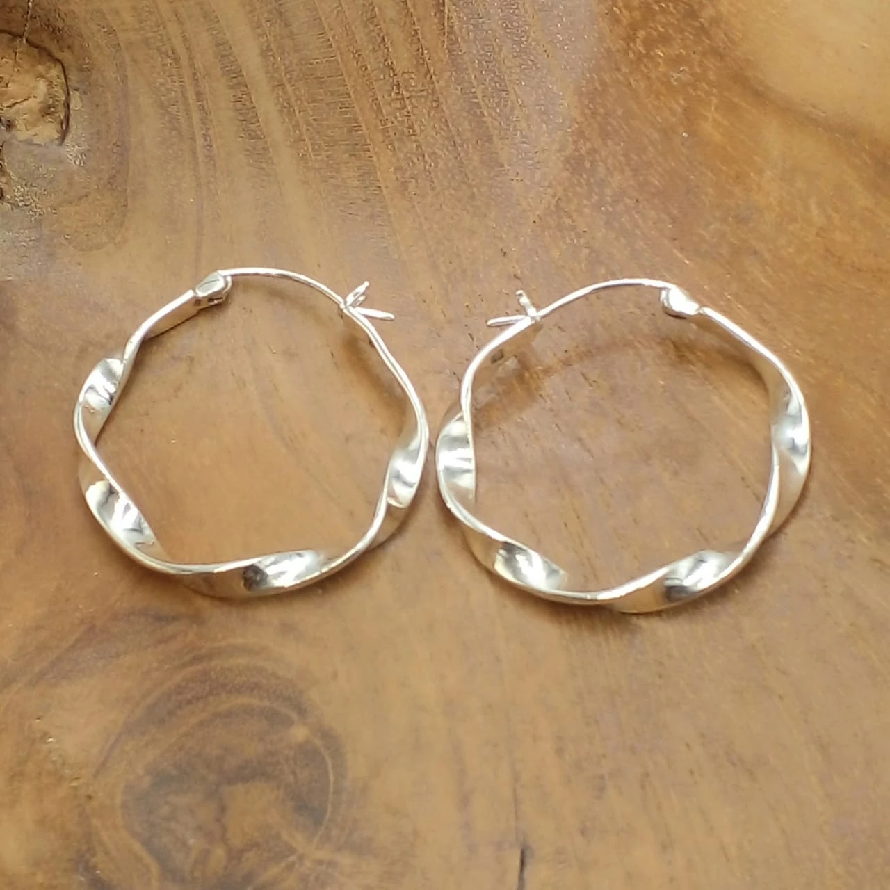 Anting Hoop Perak Asli (Hoop Twist Earrings) E1832L - Gambar 3