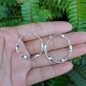 Anting Hoop Perak Asli (Hoop Twist Earrings) E1832L - Gambar 4