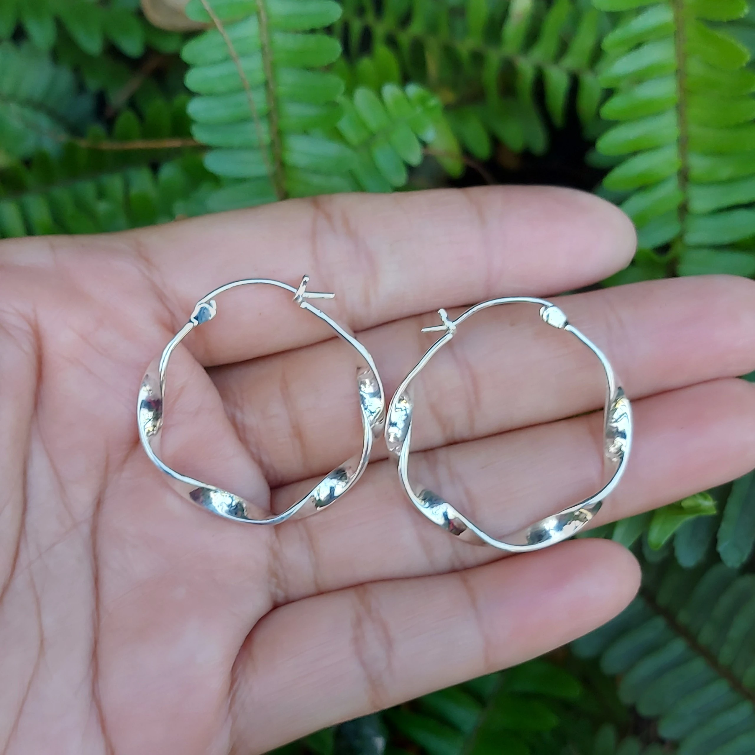 Anting Hoop Perak Asli (Hoop Twist Earrings) E1832L - Gambar 4