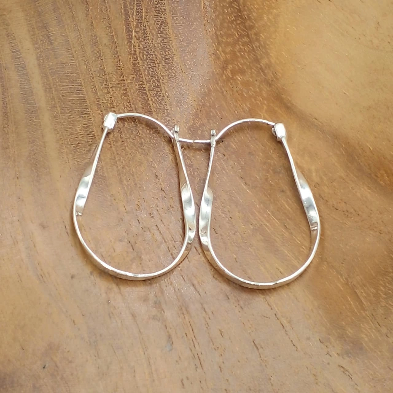 Anting Hoop Perak Asli (Hoop Twist Earrings) E1869 - Gambar 4