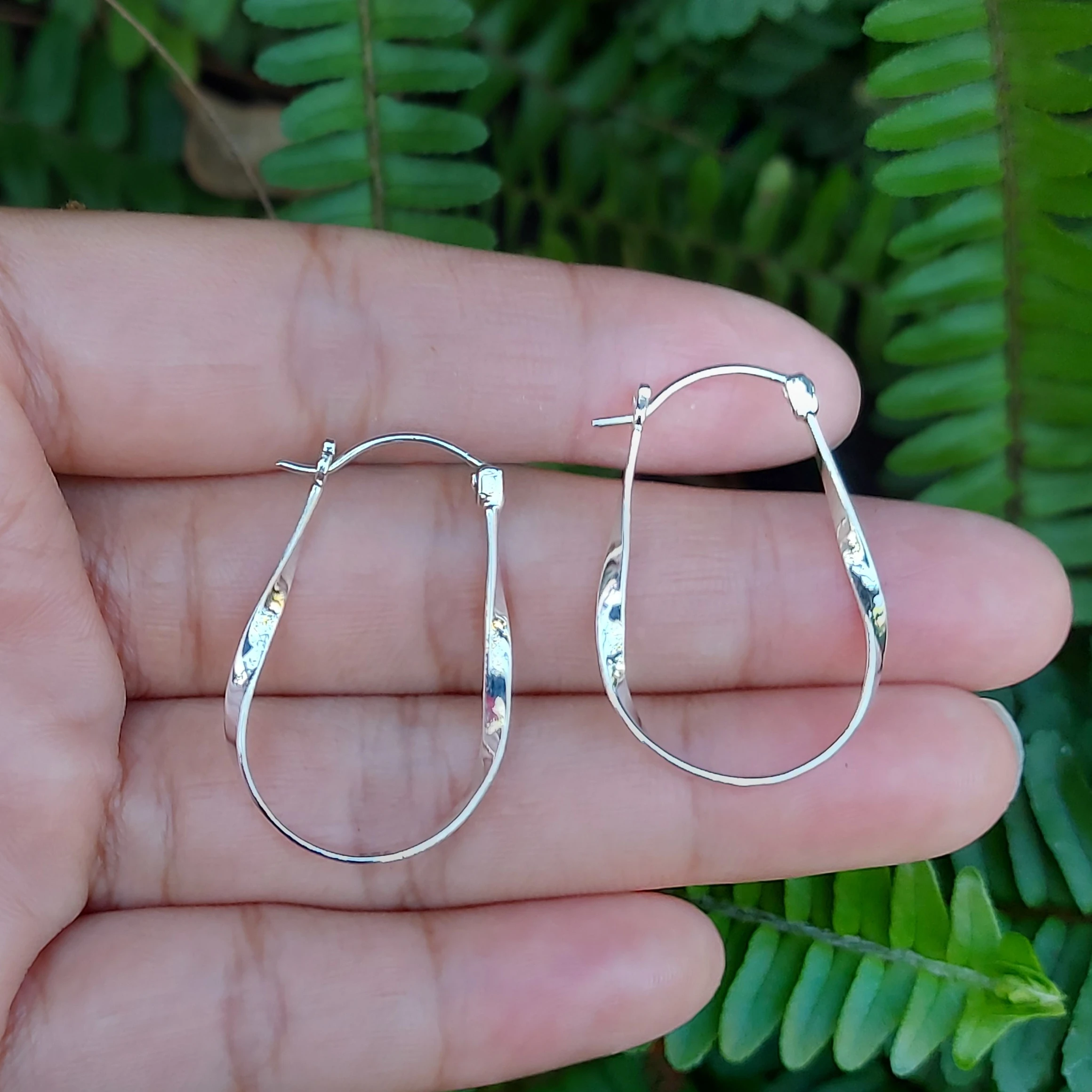 Anting Hoop Perak Asli (Hoop Twist Earrings) E1869 - Gambar 3