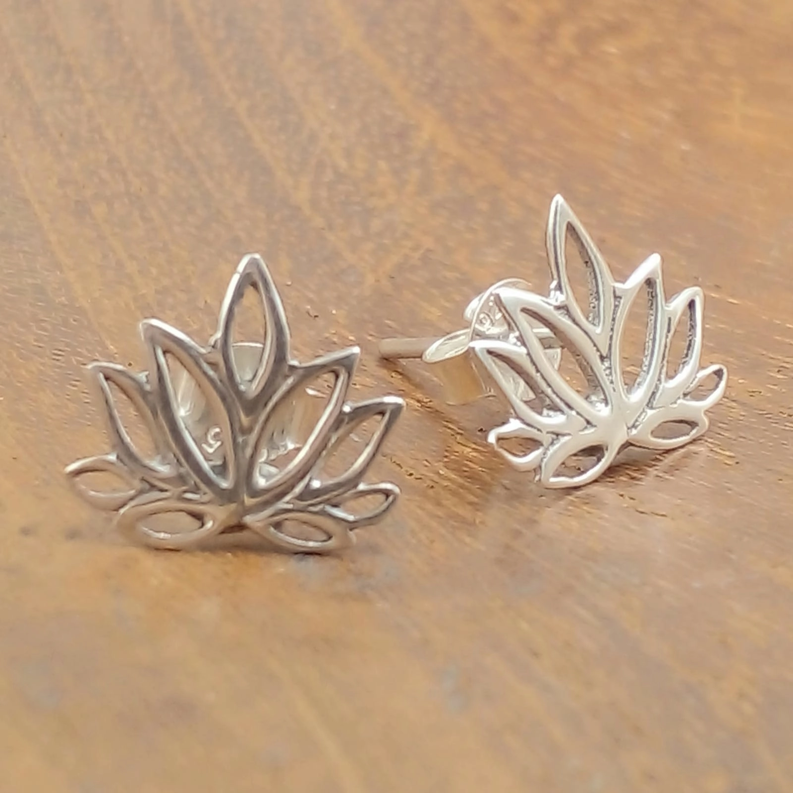 Anting Tusuk Lotus Perak 925 Asli (Lotus Stud Earrings) E1944 - Gambar 2