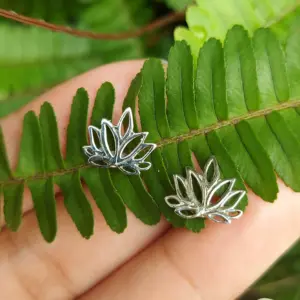 Anting Tusuk Lotus Perak 925 Asli (Lotus Stud Earrings) E1944 - Gambar 5