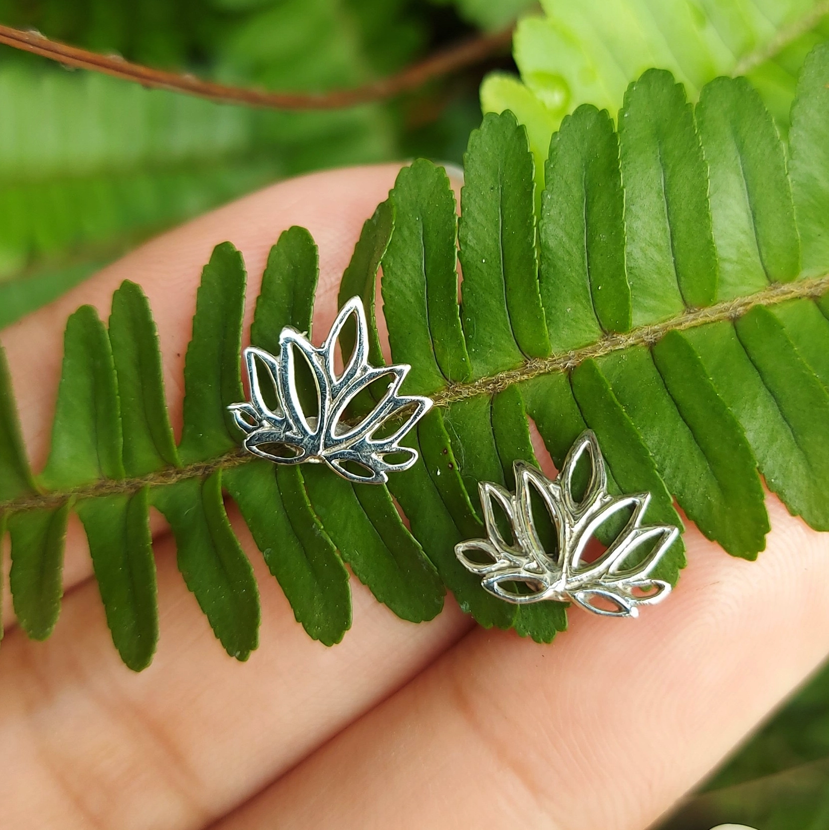 Anting Tusuk Lotus Perak 925 Asli (Lotus Stud Earrings) E1944 - Gambar 5