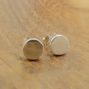 Anting Tusuk Simple Minimalis Perak Asli (Disc Stud Earrings) E1946 - Gambar 3
