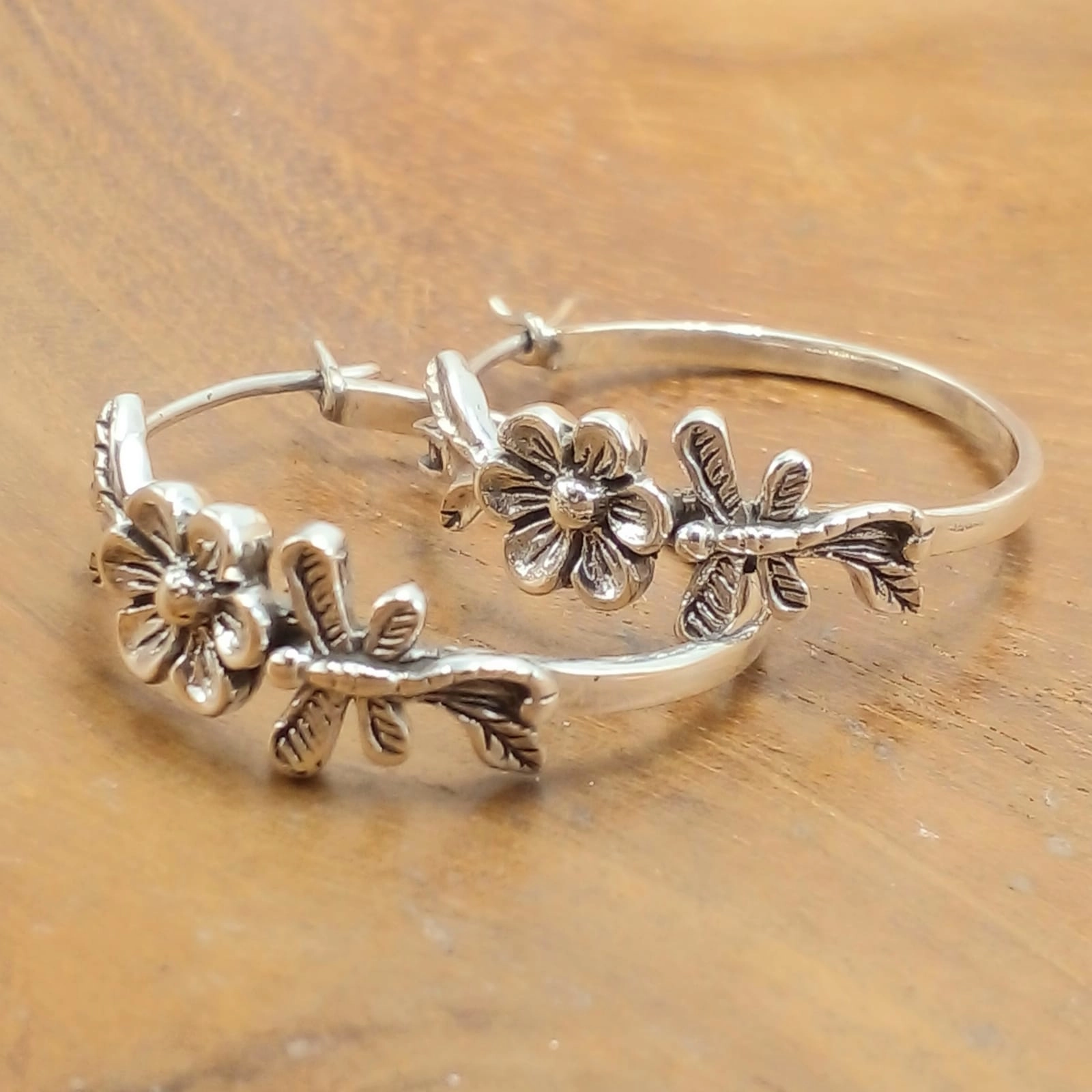 Anting Hoop Perak Asli Motif Bunga Daun dan Capung Bali E1964 - Gambar 3